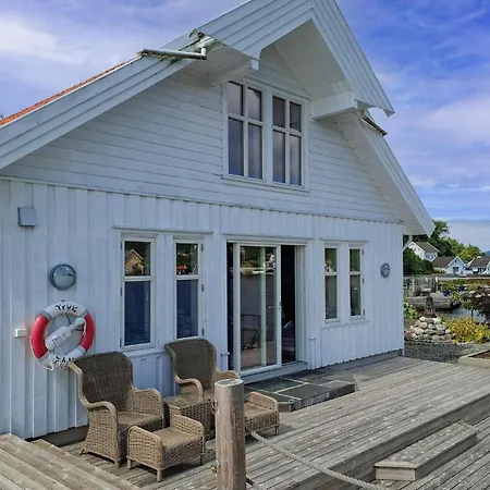 1 Bedroom Beautiful In Skjoldastraumen